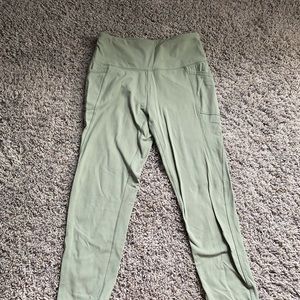 Green capri leggings with pockets